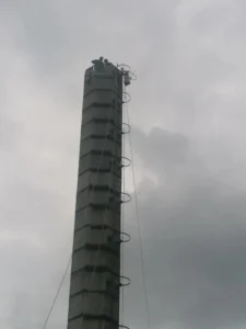Búranie železobetónového komína Hranice