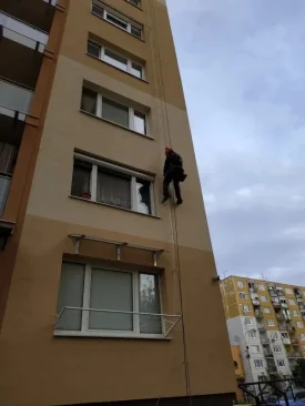 muž na lane na paneláku uprava exterieru budovy