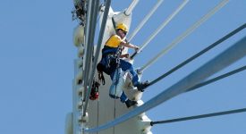 muž vo výške na elektrickomv edení